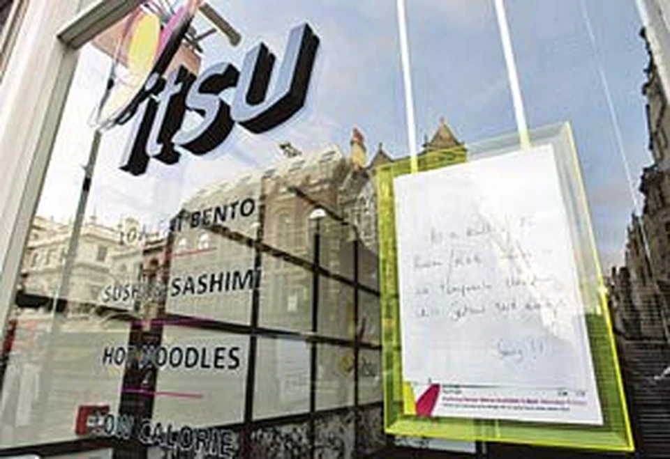 Суши-бар, где якобы отравили жертву, сейчас закрыт. Надпись на объявлении: «Благодаря России/КГБ мы временно не работаем...»