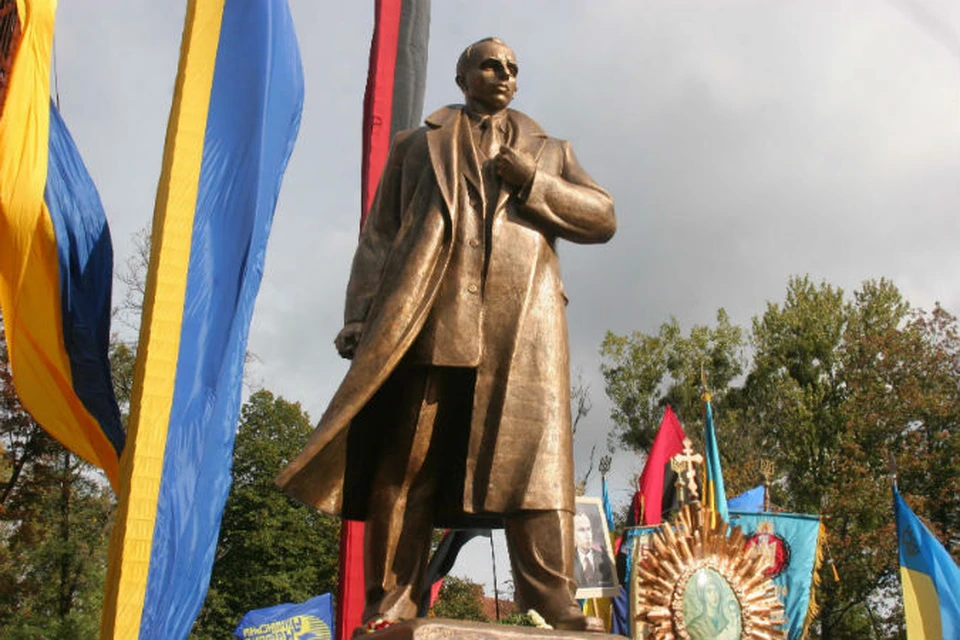 Открытие памятника идейному лидеру Организации украинских националистов (ОУН) Степану Бандере во Львове, 2007 год