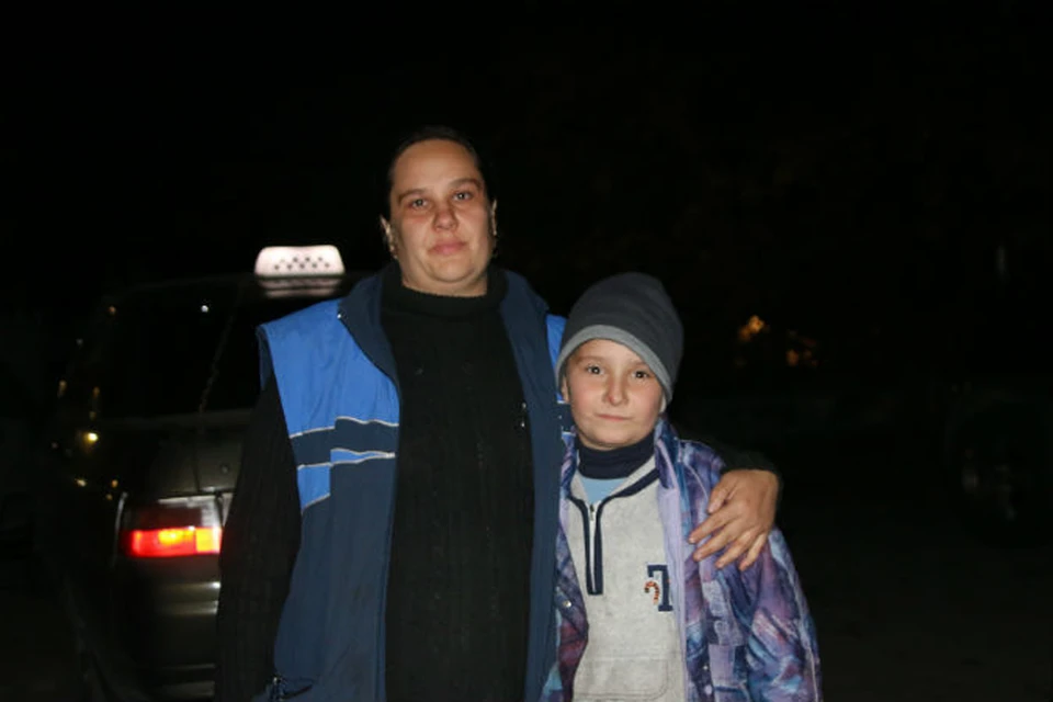 Оксана со своим сыном Никитой. Журналисты «КП» вывезли их из зоны боевых действий в Торез.