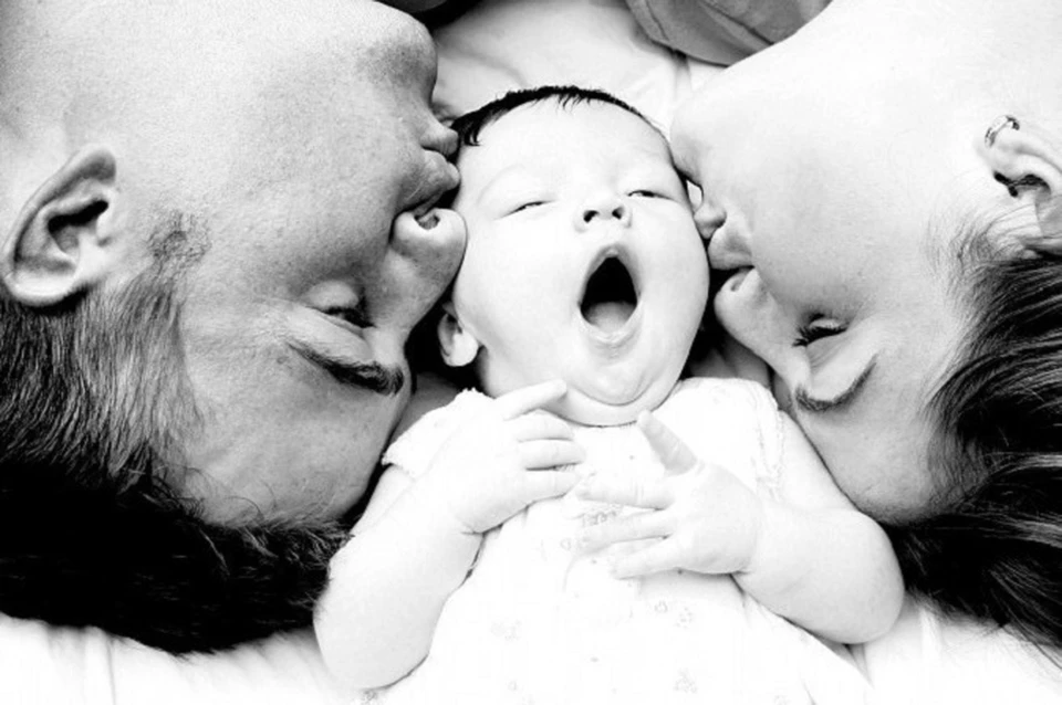 Мама и папа будьте счастливы. Семья с маленькими детьми. Мама папа и новорожденный. Семья с младенцем фотосессия.