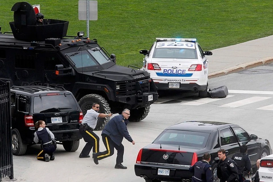 В ходе перестрелки у здания парламента Канады убит солдат почетного караула