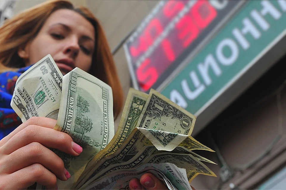 На 14.45 по московскому времени российская валюта начала отыгрывать позиции