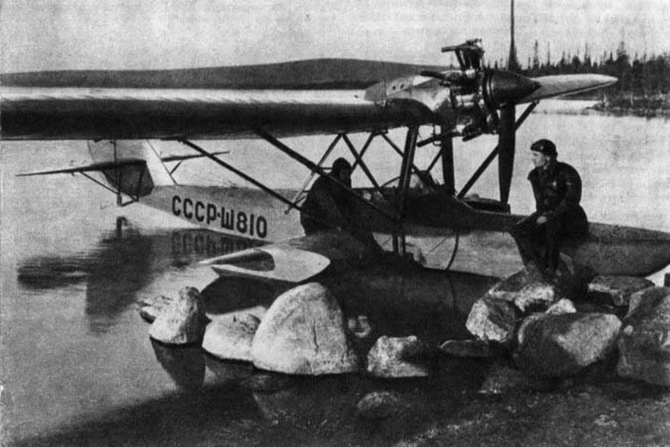 Один из первых самолетов в Тик-губе на озере Имандра. Фото с сайта http://www.polarpost.ru/