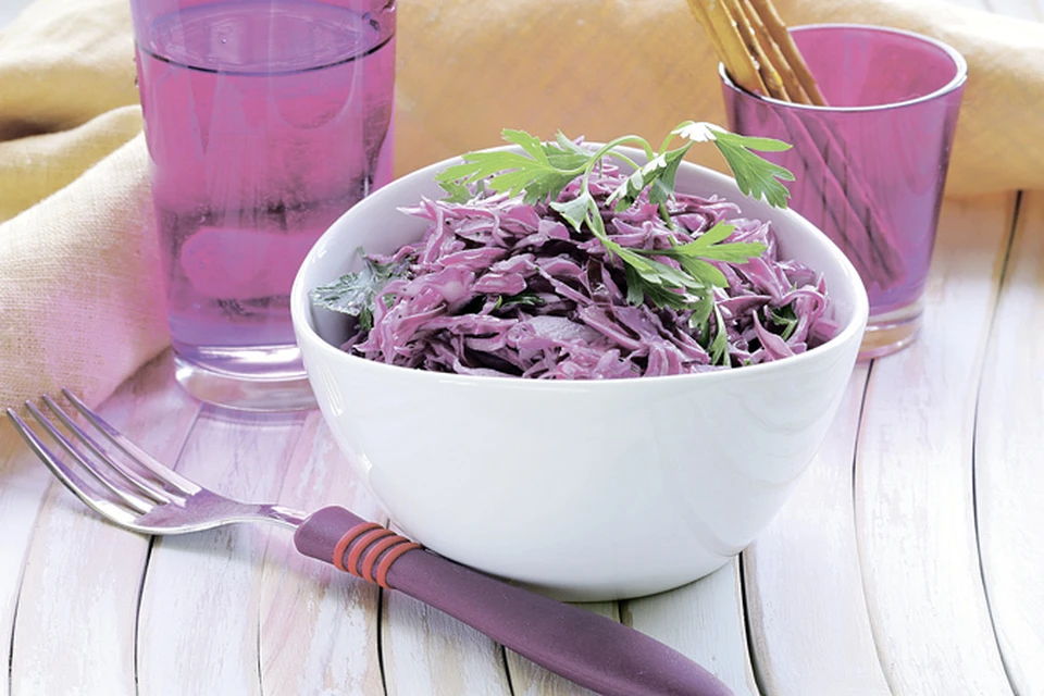 Кисло-сладкий салат из краснокочанной капусты. Фото: Fotolia/PhotoXPress.ru