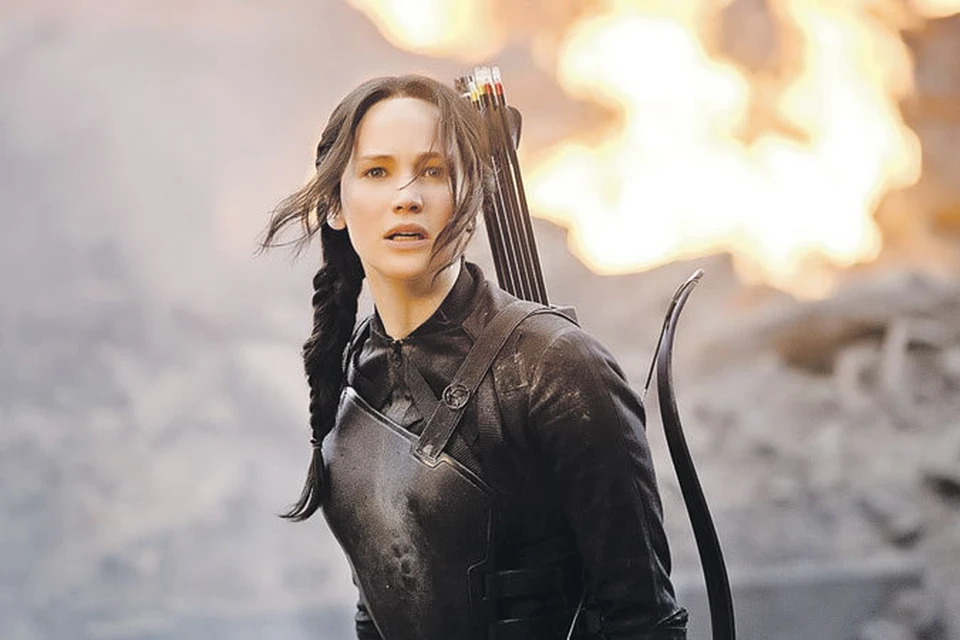 Пока Кэтнисс Эвердин (Дженнифер Лоуренс) сверлит взглядом горизонт, за ее спиной разгорается пламя революционной борьбы. Фото: кадр из фильма