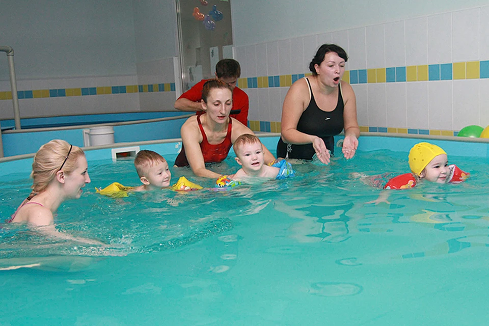 Многодетные семьи могут бесплатно плавать в бассейне и ходить в театр