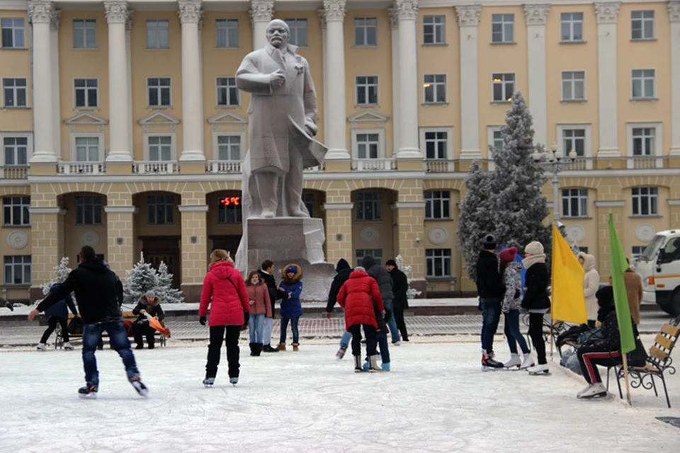 Каток смоленск. Каток в Смоленске на площади Ленина. Площадь Ленина Смоленск зима. Каток Смоленск площадь Ленина 2022. Каток в Смоленске на площади Ленина 2021.