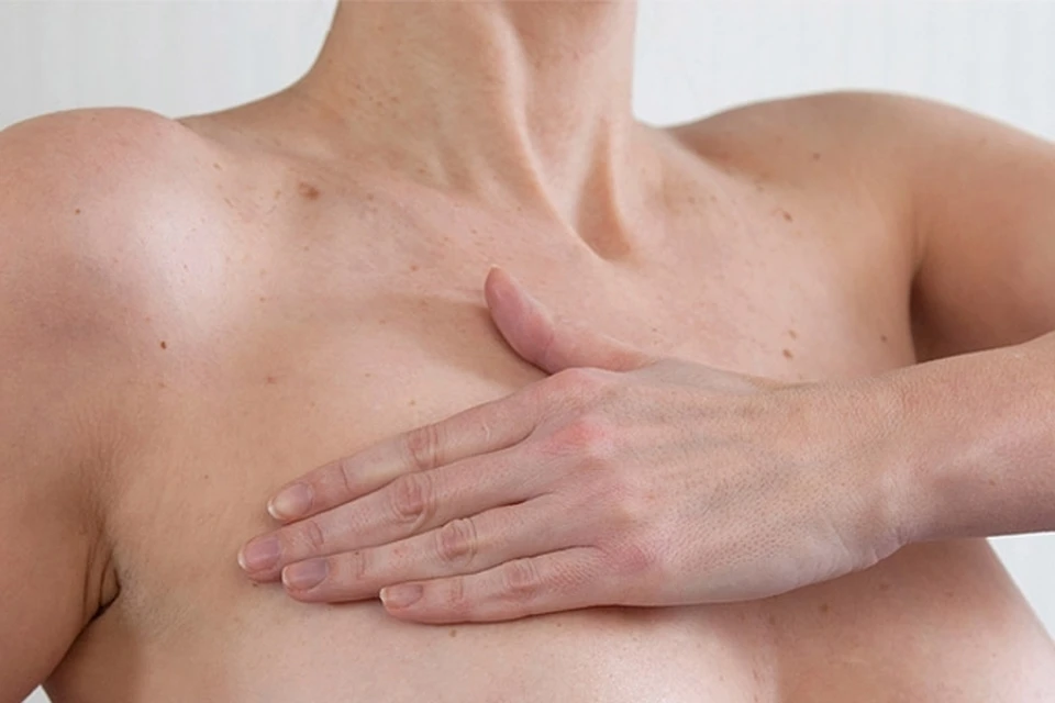 Онкология молочных желез симптомы. Опухоль грудной клетки. Новообразование на грудной клетке.