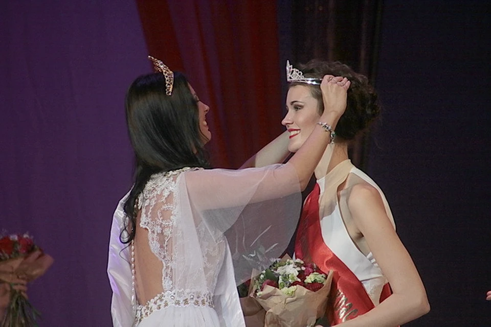 Передача короны победительнице конкурса "Владимирская красавица-2014" ее предшественницей 2013 года