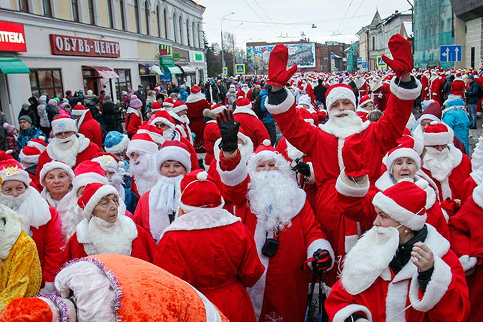 Новогоднее нашествие: в Рыбинске прошел парад  Дедов Морозов