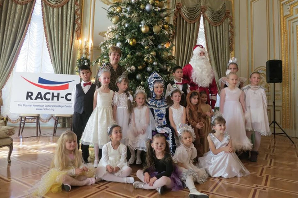 Российские сироты, усыновленные американцами, получили подарки от «Комсомольской правды». Фото: Татьяна Пахомова