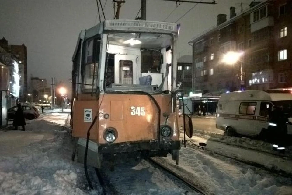 В центре Перми трамвай протаранил два 