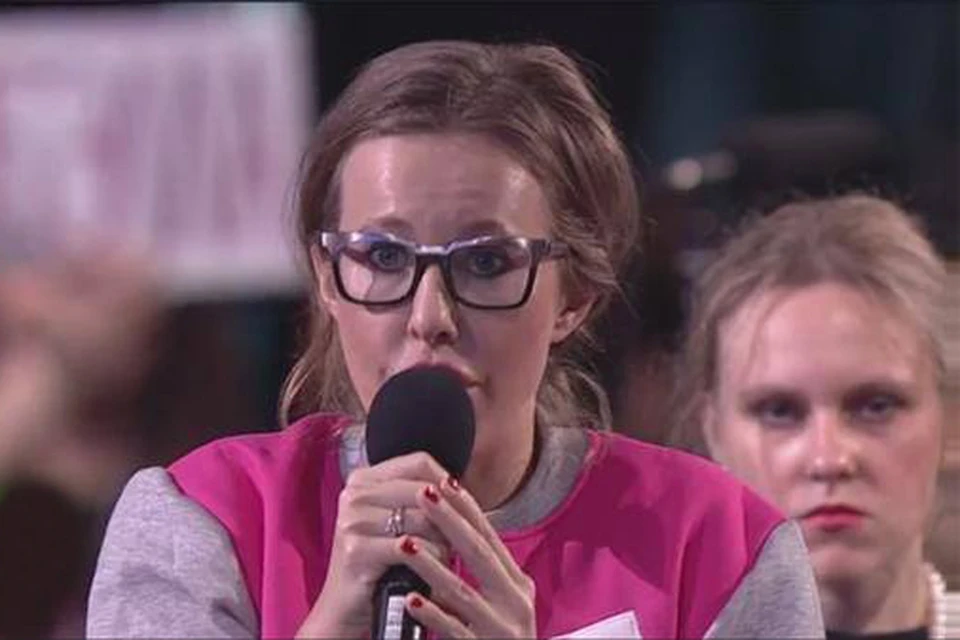 Девушка с сердитым лицом, подававшая микрофоны на пресс-конференции Владимира Путина, стала звездой Интернета. Так же, как и "розовая кофточка" Ксении Собчак. Фото: СОЦСЕТИ