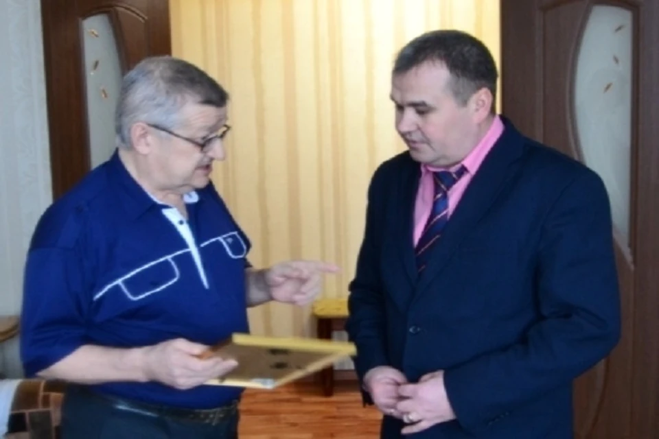 Обладатель ценного подарка беседует с представителем администрации Елабужского района.