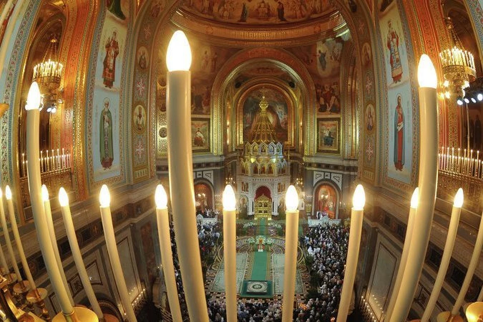 Патриарх Московский и всея Руси Кирилл в эту ночь по традиции совершает рождественское богослужение в главном храме России