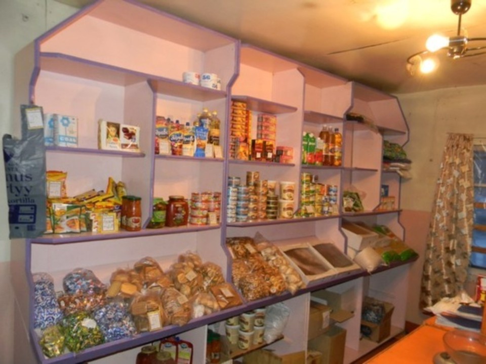 Сельский продуктовый магазин. Полки сельского магазина. маленький магазин в деревне. маленький магазинчик в деревне. маленький продуктовый магазин в селе.