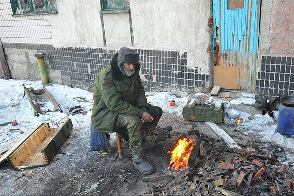 Зима 2014 года. Ополченец на улице Донецка.
