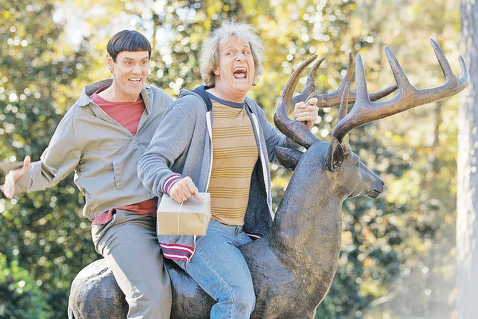 Спустя 20 лет Ллойд 
(Джим Керри, слева) 
и Гарри (Джефф Дэниелс) все так же «быстро» передвигаются и соображают. Фото: кадр из фильма.