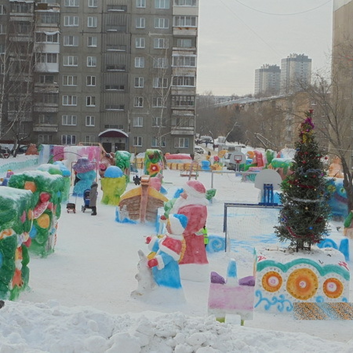 Новосибирцы создают в своих дворах снежные шедевры - KP.RU