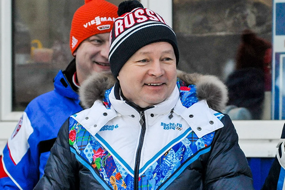 Губернатор Виктор Басаргин с трибун наблюдал за игрой юных хоккеистов.