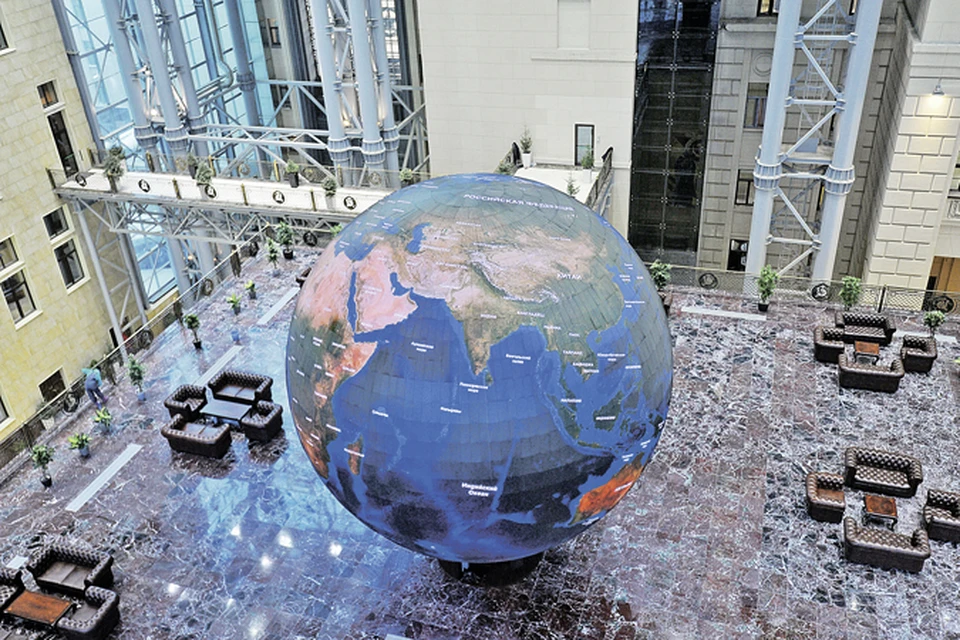 Макет земного шара в атриуме здания НЦУО на Фрунзенской набережной символичен. Наши Вооруженные силы теперь контролируют все опасные направления.