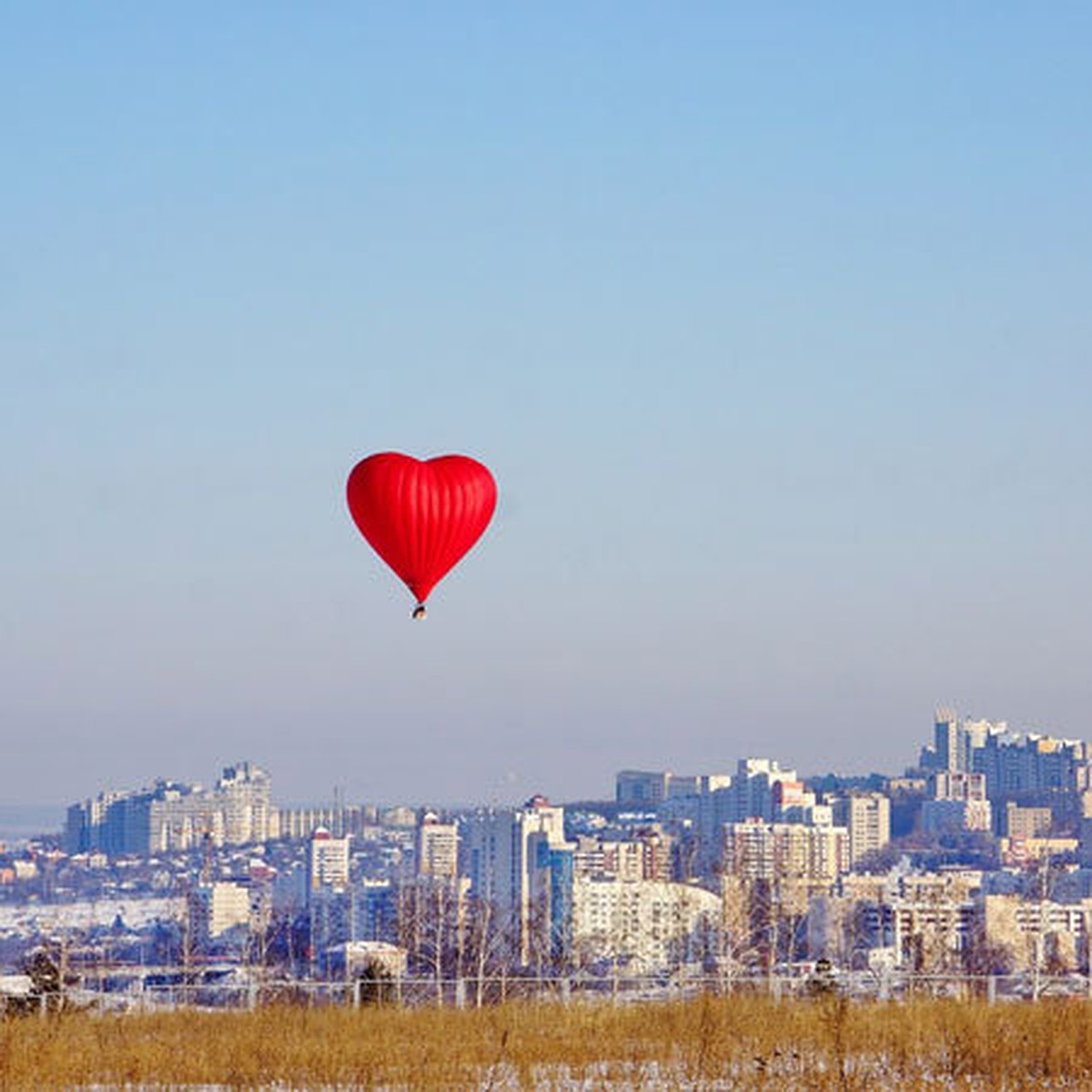 В небо над Белгородом поднялся воздушный шар в форме сердца - KP.RU