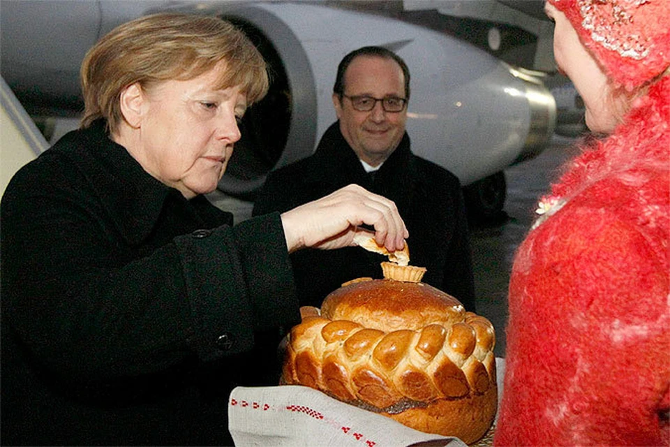 Меркель и Олланд встретили в Минске хлебом-солью.
