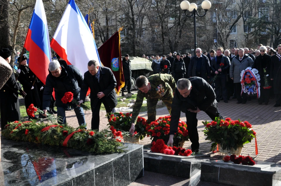 Крымские власти возложили цветы к мемориалу воинов-афганцев