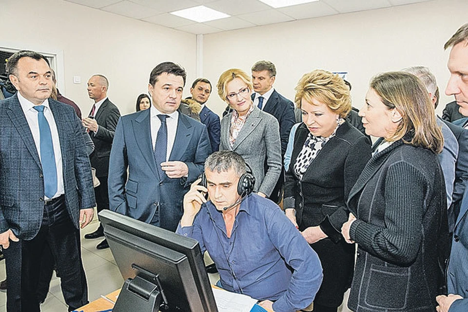 Спикер Совфеда Валентина Матвиенко, губернатор Подмосковья Андрей Воробьёв и депутат Госдумы Ирина Яровая (в центре) посмотрели, как мигранты сдают на компьютере тесты по русскому языку. Фото: Пресс-служба ФМС России