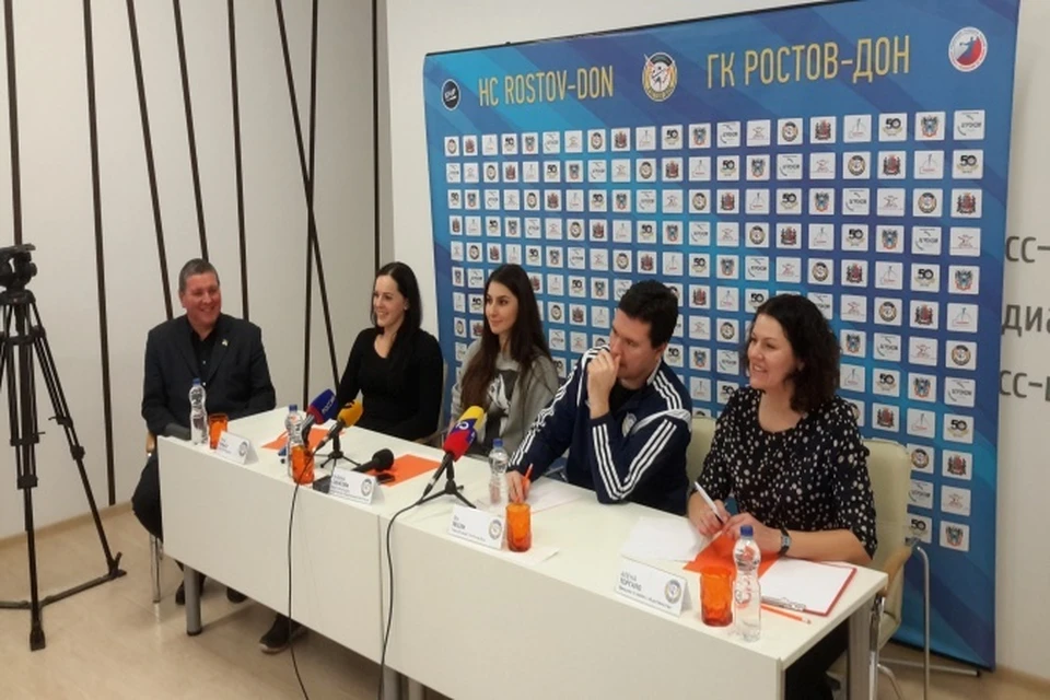 В пресс-конференции приняли участие главный тренер Ян Лесли, а также игроки команды Галина Габисова и Анна Пунько (крайняя слева)