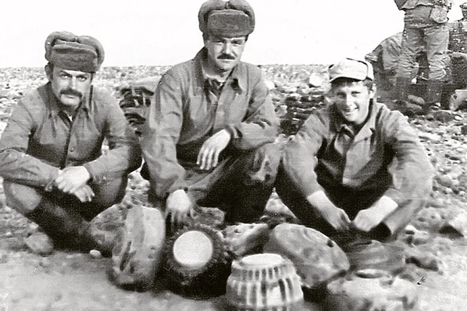 Капитан Востротин (в центре) вместе с подчиненными много раз в бою с противником добывал смертельные трофеи (мины). Фото: личный архив Валерия Востротина.
