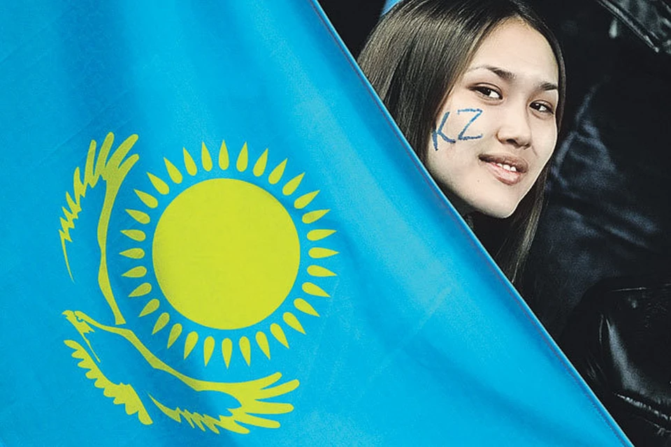 Голубой цвет флага Казахстана символизирует небо, солнце олицетворяет богатство и изобилие, а золотой орел - любовь к свободе.