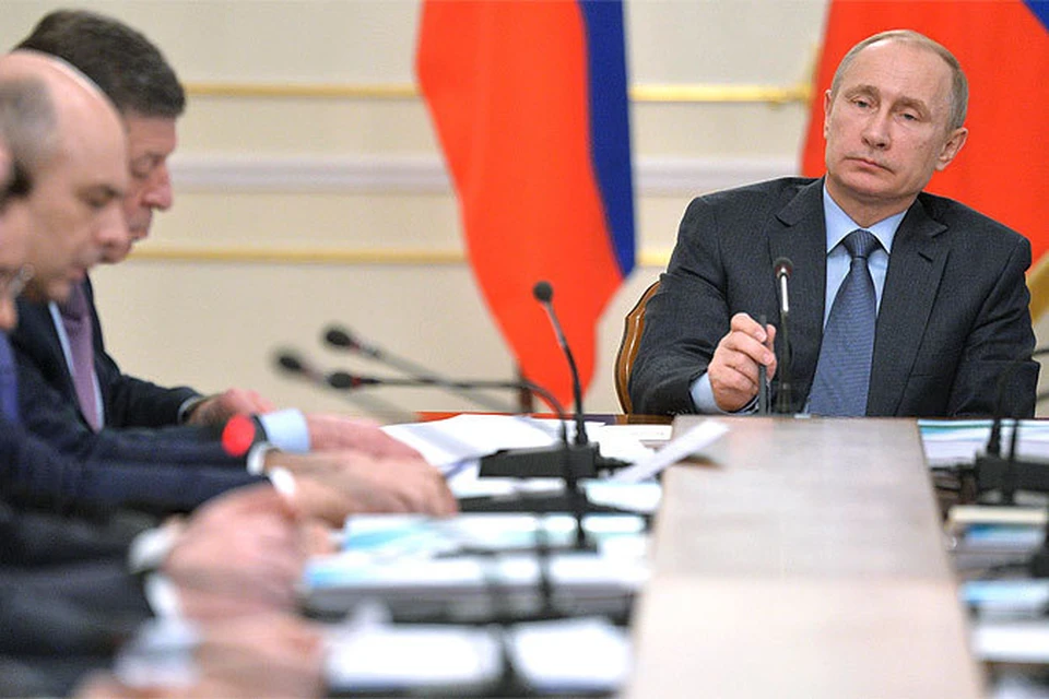 Путин сократил зарплаты в администрации президента на 10 процентов