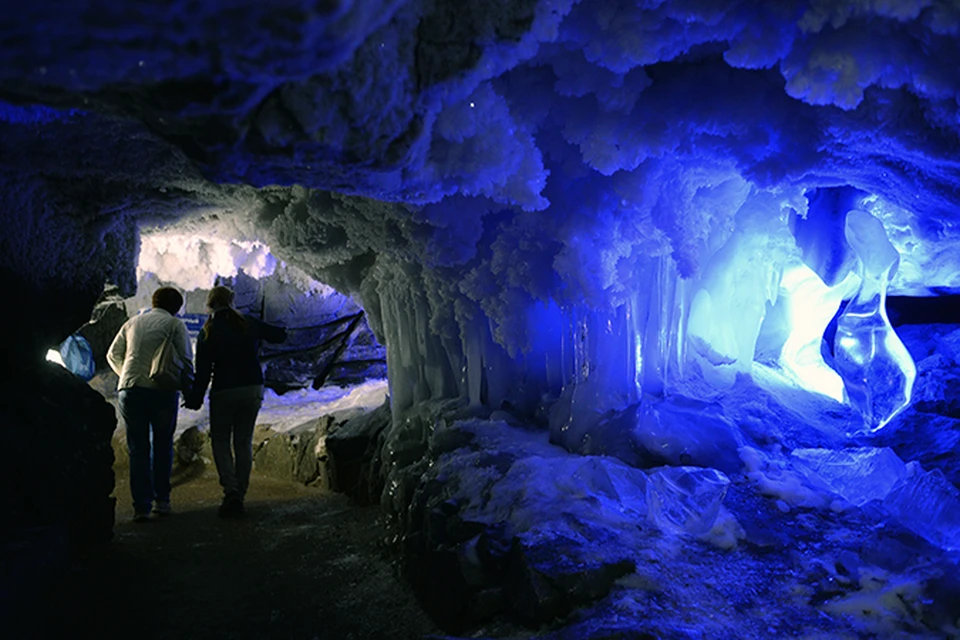 Кунгурскую Ледяную пещеру ежегодно посещают более 100 тысяч туристов со всего мира.