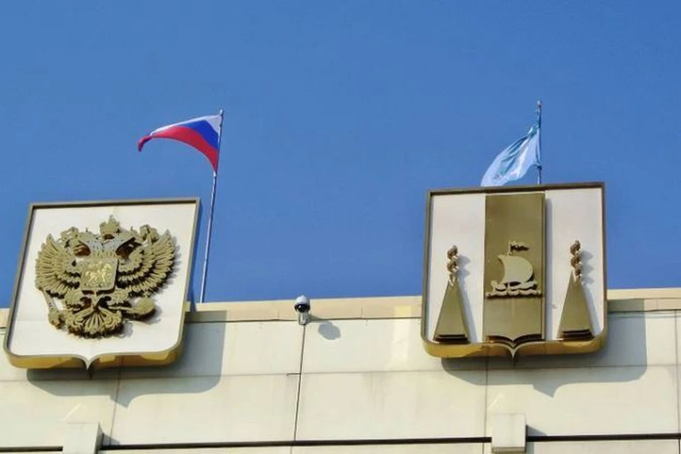 Герб Сахалинской области на здании областного правительства, фото: сайт правительства Сахалинской области