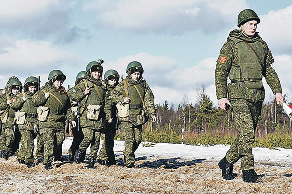 Военную службу в России несут 35 тысяч женщин. Из них 1,3 тысячи - десантницы!