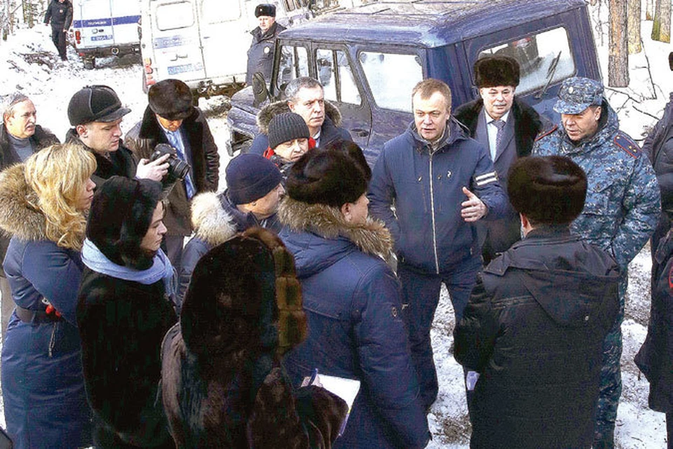 Отставка чиновника - прямо на деляне черных лесорубов (в центре - губернатор Сергей Ерощенко).
