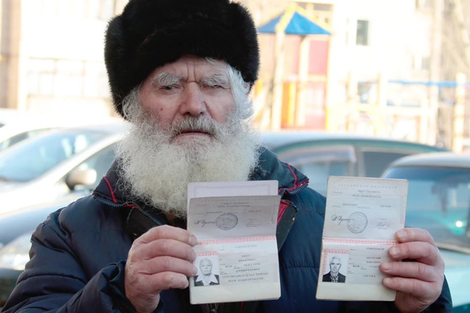 77-летний Анатолий Кривобоков и его жена уже два месяца доказывают, что живы – по документам они значатся в базах как покойники. Фото: Павел Бизикин.