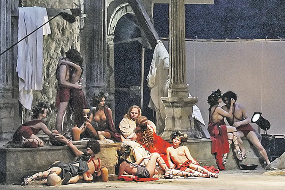 Образ Христа в подобной композиции так же неприемлем для верующего христианина, как для мусульманина - издевательская карикатура на Магомета.