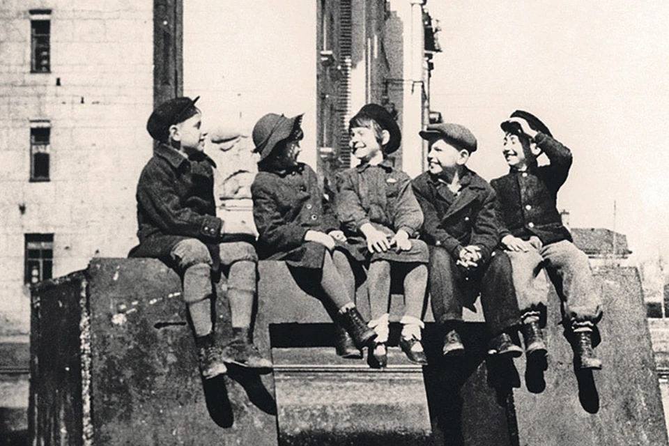 Дети, пережившие блокаду. Фото В. Штейна. Ленинград, 10 марта 1945 г.