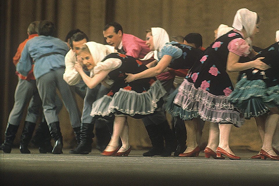 История с танцем оренбургских школьниц вдохновила нас на забавные частушки