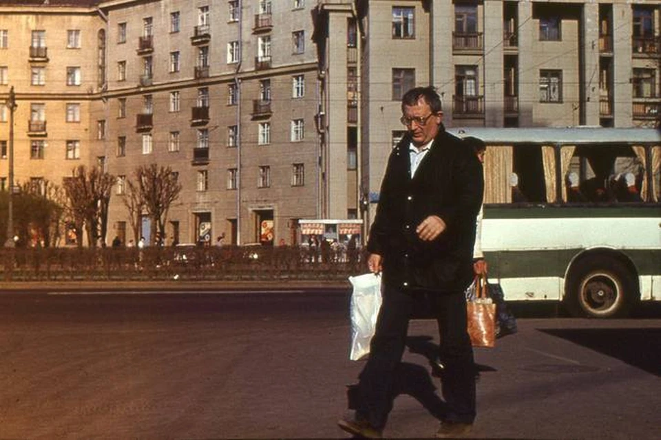 Борис Стругацкий на площади, которая сейчас назввана его именем. 1970-е годы. Фото из архива Бориса Вишневского