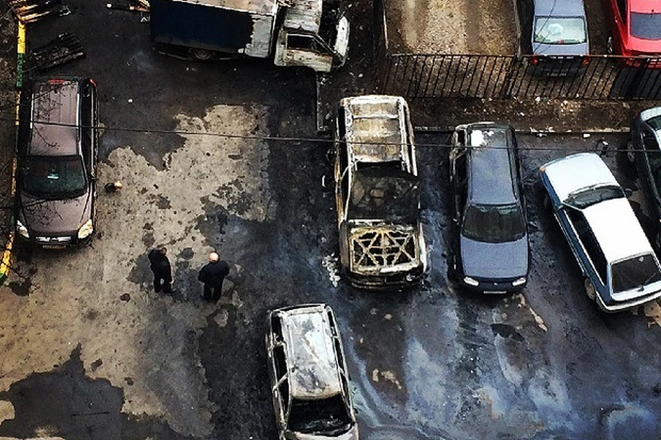В Москве по принципу домино сгорели 10 машин. ФОТО: СОЦСЕТИ