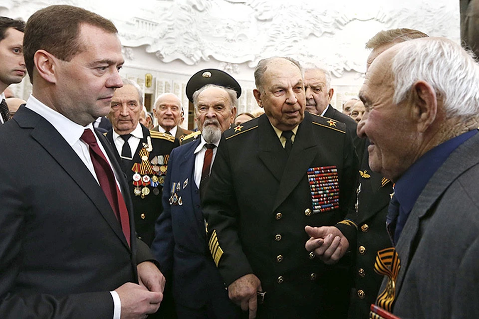 Премьер-министр Медведев пообщался с ветеранами из стран СНГ