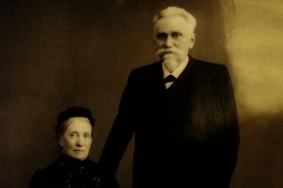 На фото глава "Черных кабинетов" К.Вейсман империи с 1886-го по 1892 годы с женой