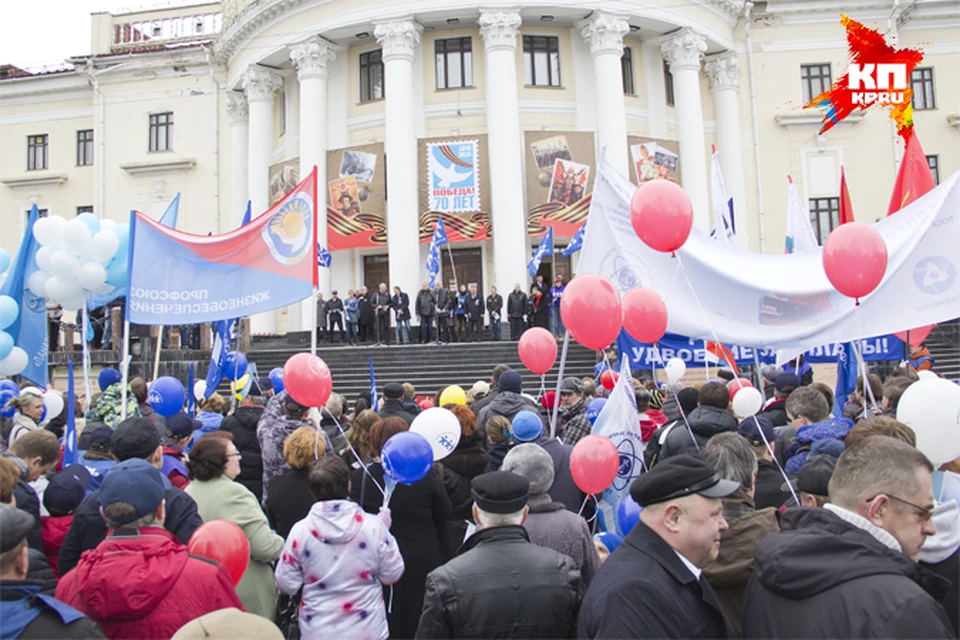 Оба торжественных митинга и "Единой России", и "КПРФ" прошли на площади перед ДК имени Кирова.