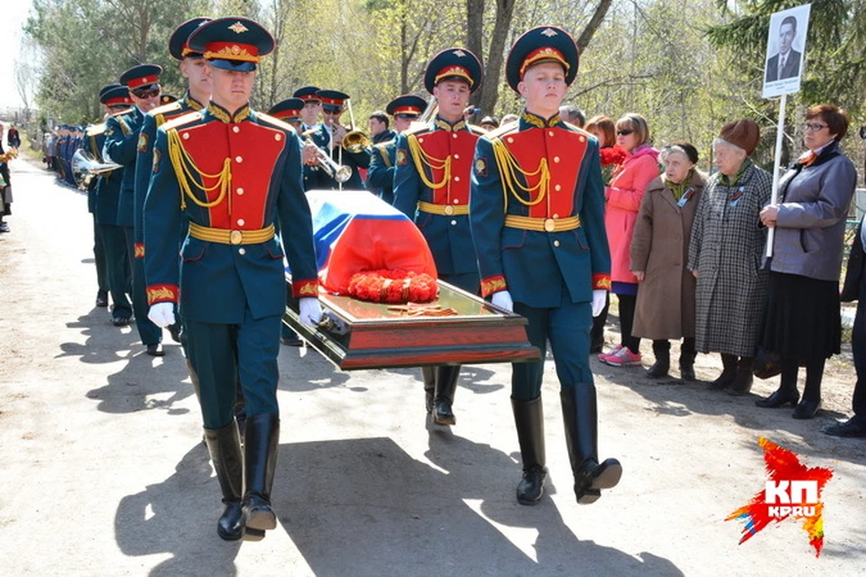 Новосибирск простился с красноармейцем-героем под залп орудий.