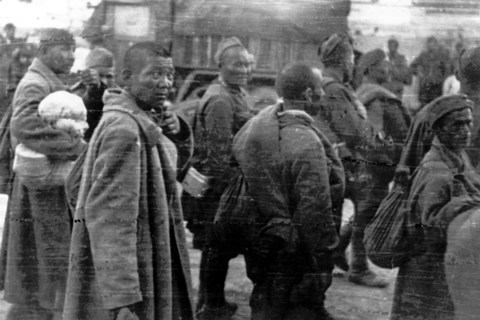 Пленные красноармейцы-туркмены из 18-й каваерийской дивизии на улицах Белого. Июль 1942 г. Фото: Из архива Тверского объёдинённого музея