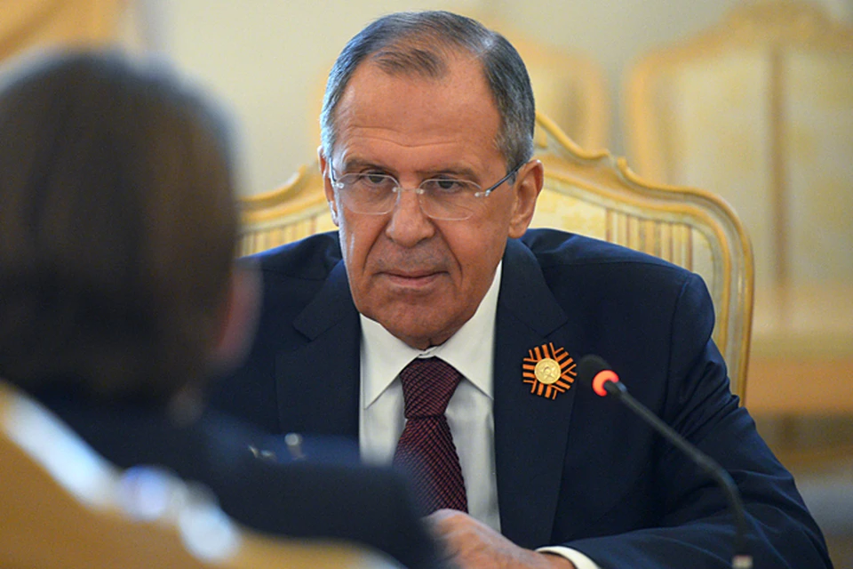 Отвечая на вопросы журналистов о кризисе на Украине, Лавров заметил, что в Евросоюзе есть силы, готовые разрешить Киеву не выполнять Минские соглашения