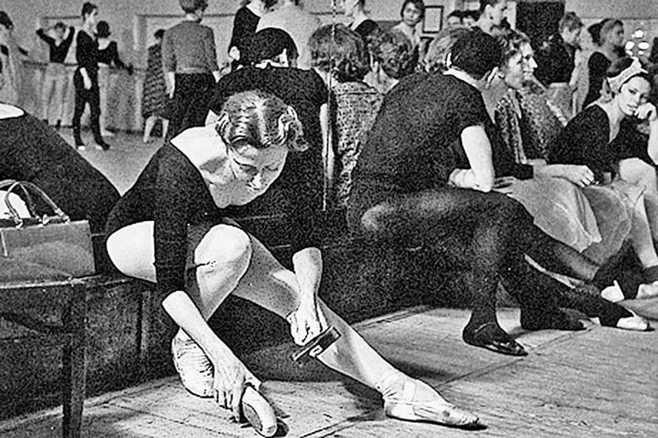 Чтобы подогнать пуанты по ноге, балеринам, в том числе и Плисецкой, приходилось подбивать их молотком. Фото: архив "КП".